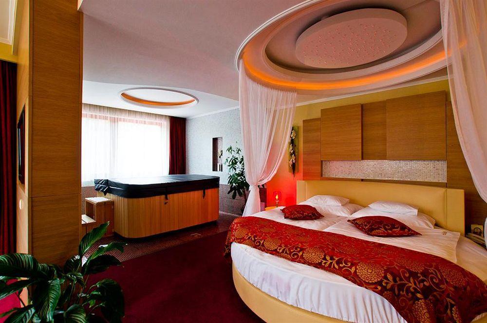 Erdospuszta Club Hotel Fenyves Debrecen Exterior foto